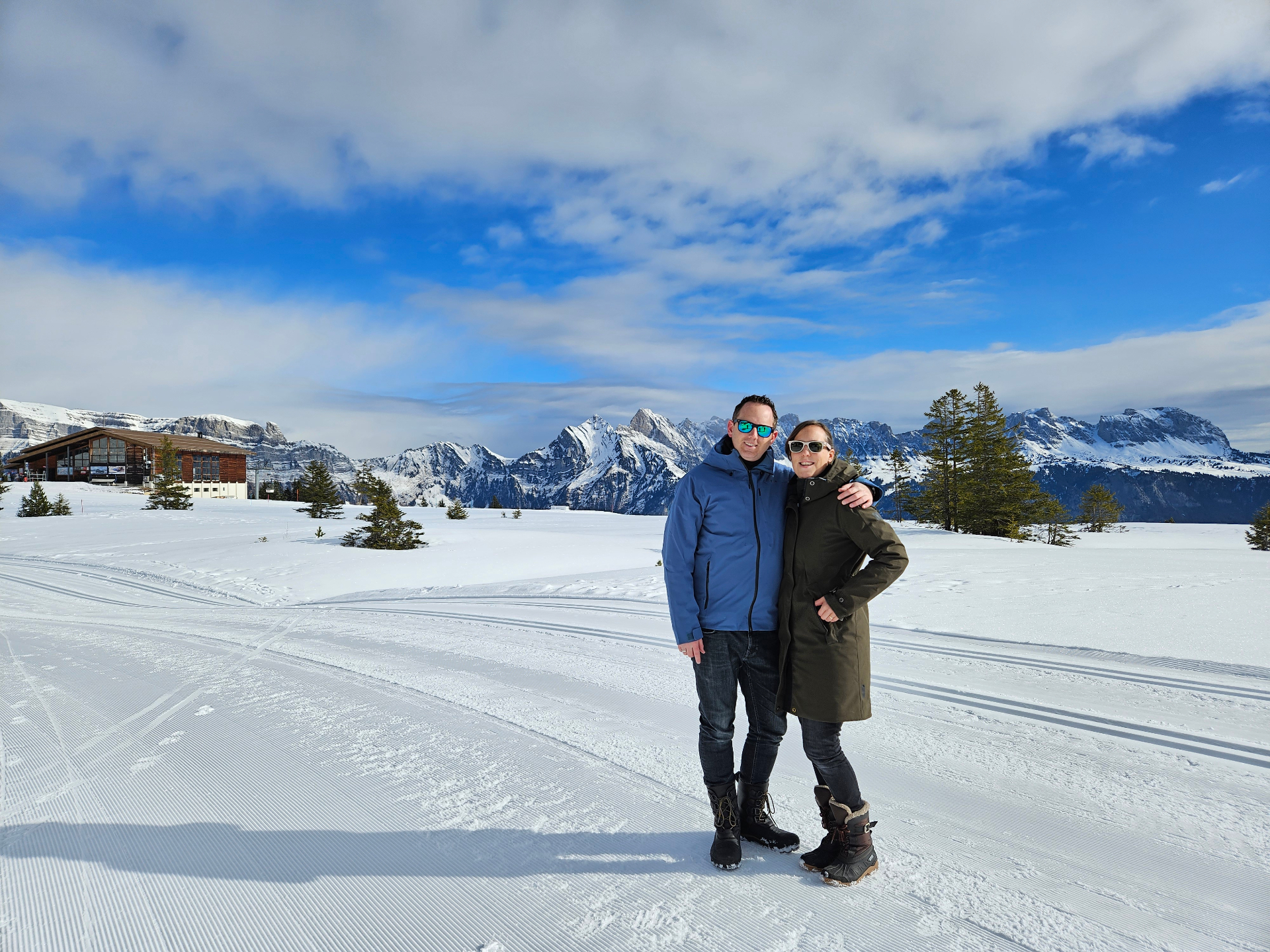 Eigenaren van Chalet Argovia op de Flumserberg met de Churfirsten op de achtergrond