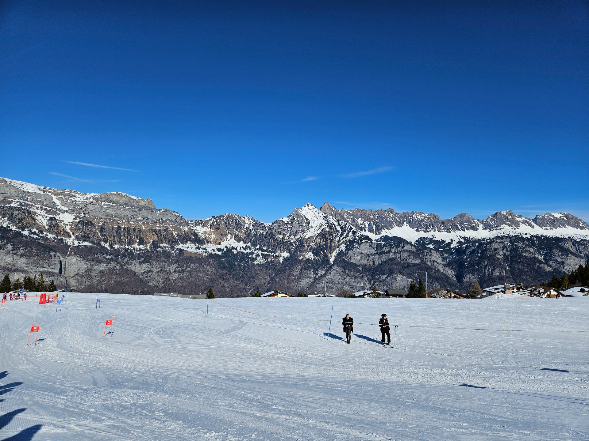 Brede piste op Flumserberg met uitzicht op de Alvier-bergketen